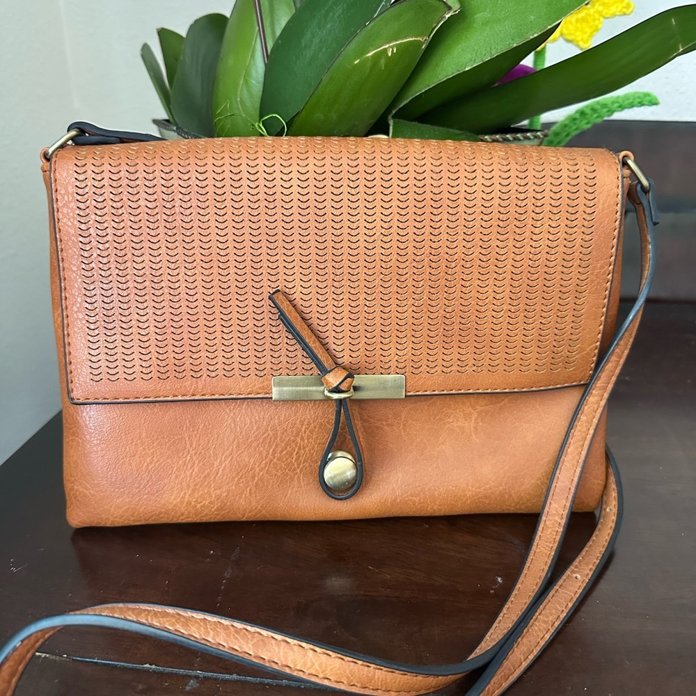 Women's Tan Woven-Flap Crossbody Bag with Strap